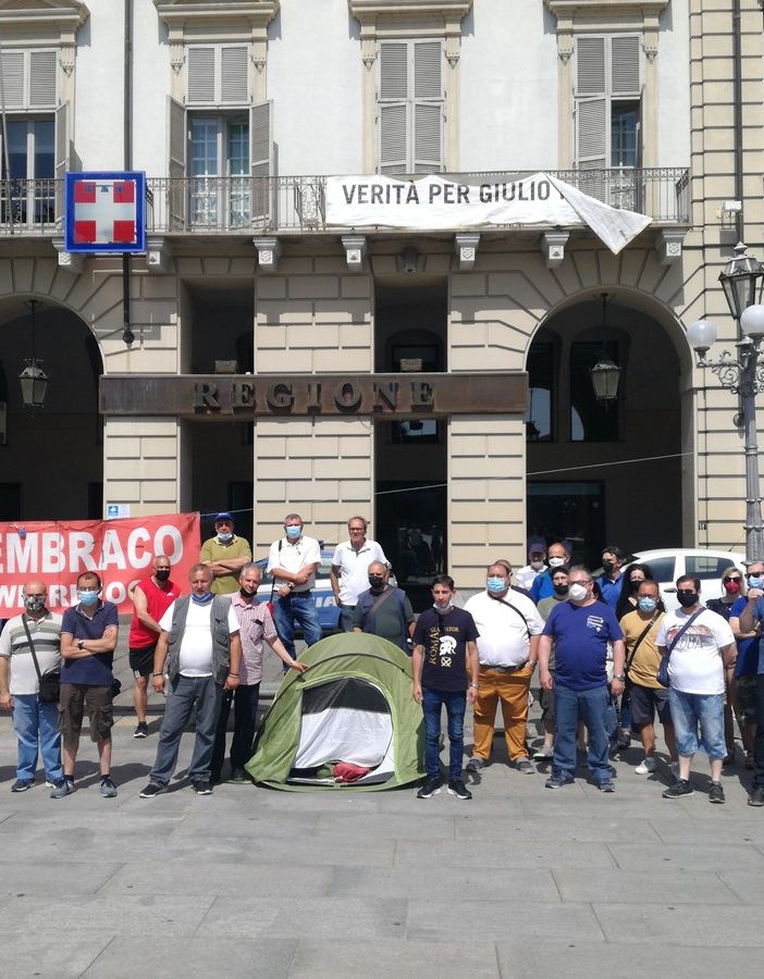 protesta in piazza degli operai