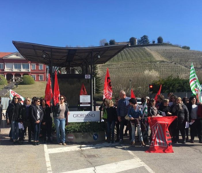 Via alla protesta: le 41 addette ex Giordano Vini in presidio davanti all’azienda di valle Talloria