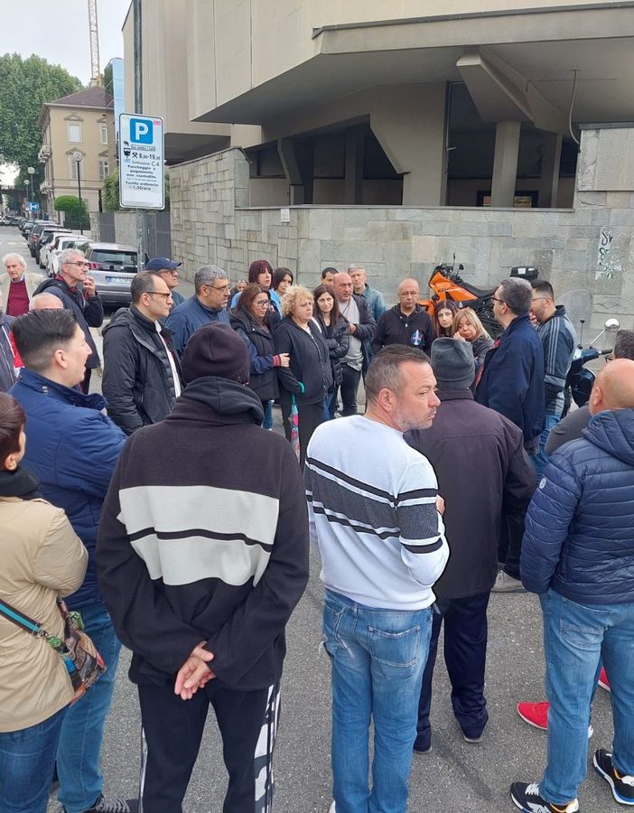 Presidio di lavoratori davanti all'Unione Industriali