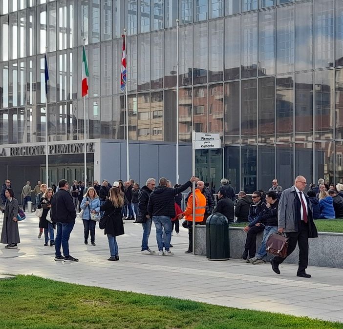 protesta dei lavoratori davanti al grattacielo della Regione