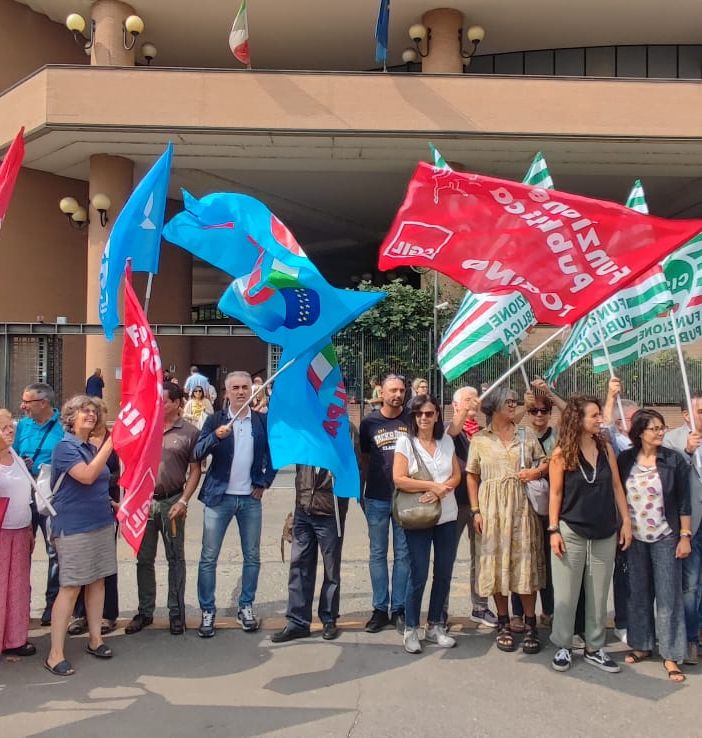 Palagiustizia, più di cento dipendenti scendono in strada per protesta: &quot;Non siamo valorizzati, il Ministero si dimentica di noi&quot;