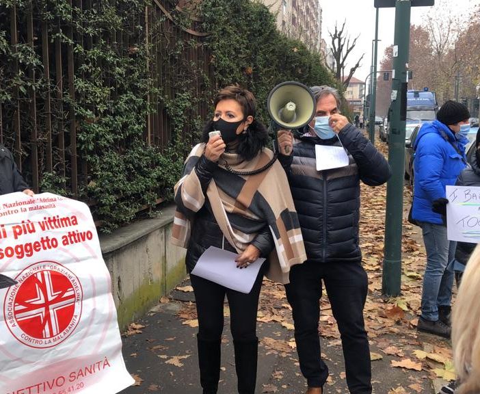 manifestazione di persone in strada