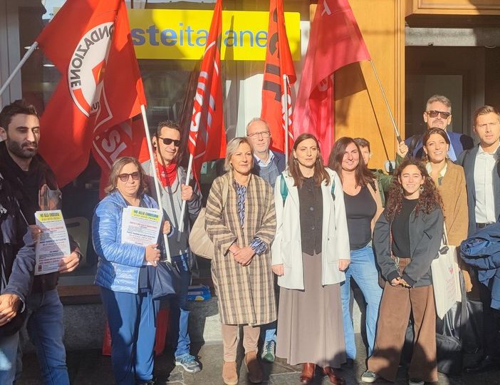 Contro la chiusura dei cinque uffici postali di Torino, presidio in via Nizza