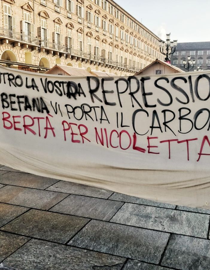 No Tav in piazza Castello per Nicoletta Dosio: &quot;Contro la vostra repressione la Befana vi porta il carbone&quot; [VIDEO]