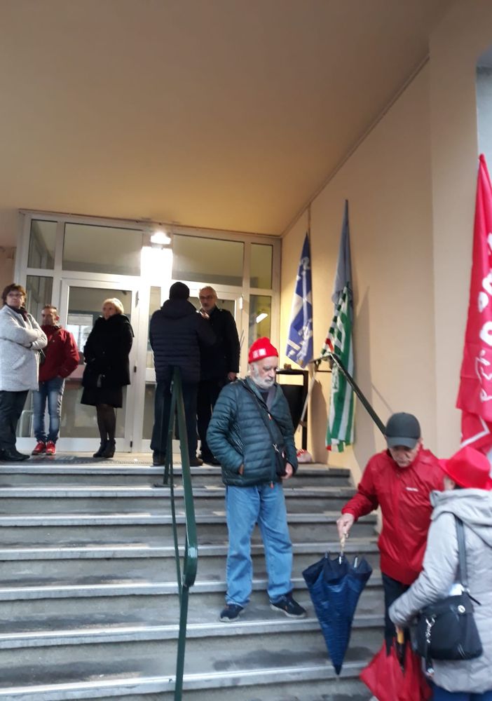 Rivoli, presidio dei sindacati della Asl To3 davanti al Poliambulatorio di via Piave [FOTO]