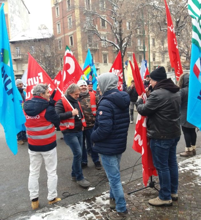 Cittadini, sindacati ospedalieri e commercianti in protesta sotto la neve: &quot;Le strisce blu a Nizza Millefonti non le vogliamo&quot;