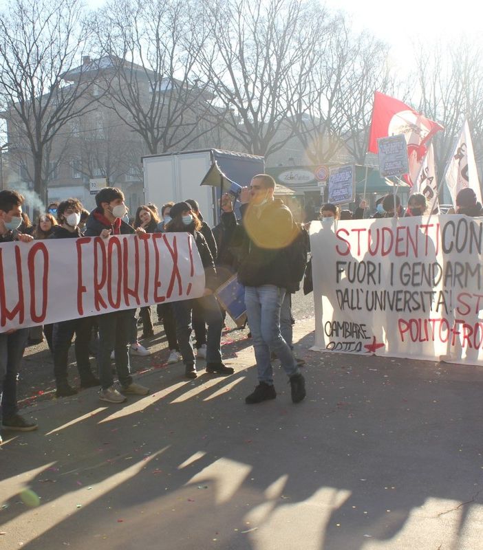 protesta studenti fuori dal politecnico