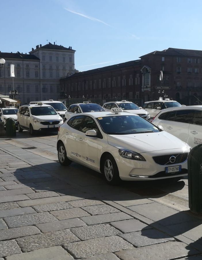 A Torino taxisti in piazza contro gli Ncc (FOTO e VIDEO)