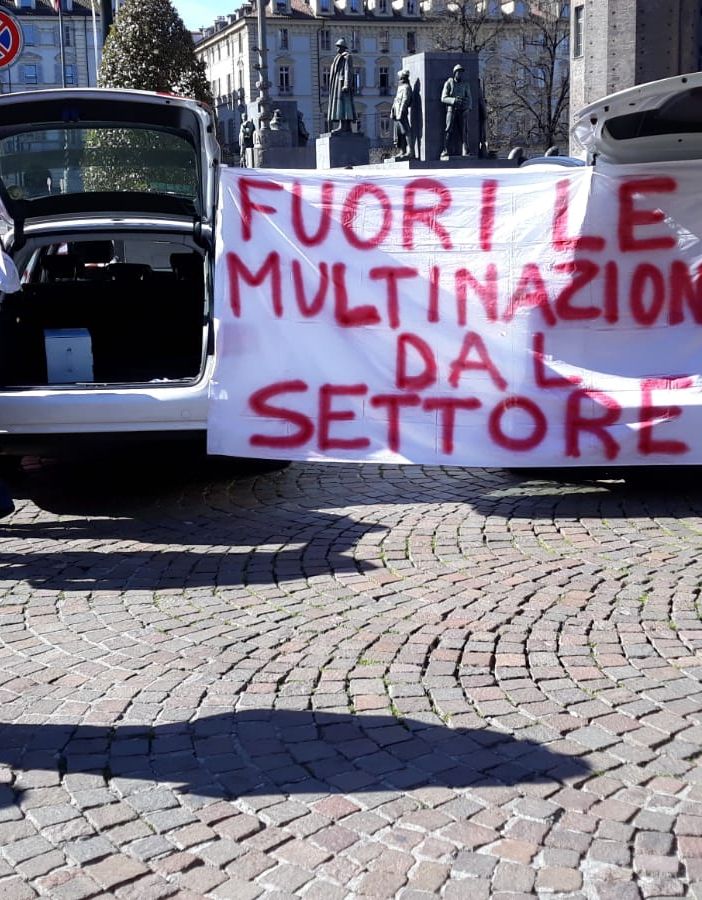 A Torino presidio dei taxisti in piazza Castello