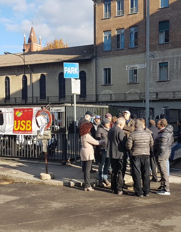 Sit in di protesta dei taxisti di Torino: &quot;Fuori le multinazionali dal settore&quot;
