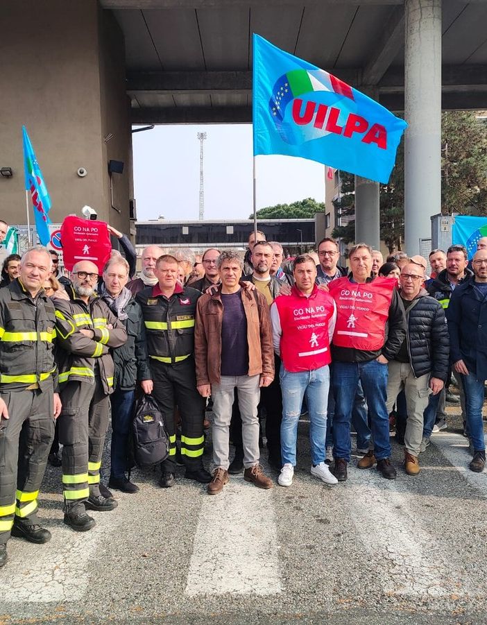 I vigili del fuoco presidiano la sede di Corso Regina: &quot;Siamo sotto organico, servono 150 operatori&quot;