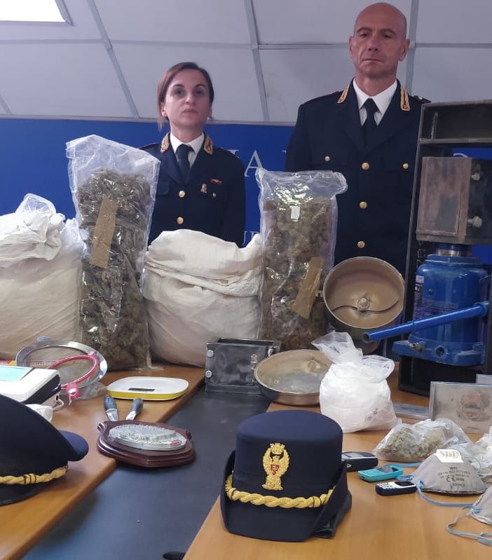 Il nipote con le zie organizzavano lo spaccio: due arresti e una denuncia a Torino