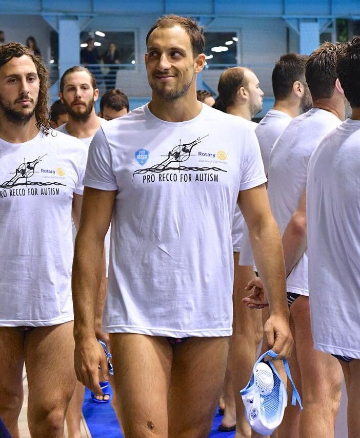Tutti gli Atleti sono scesi a bordo piscina con la maglia ‘Pro Recco for Autism’