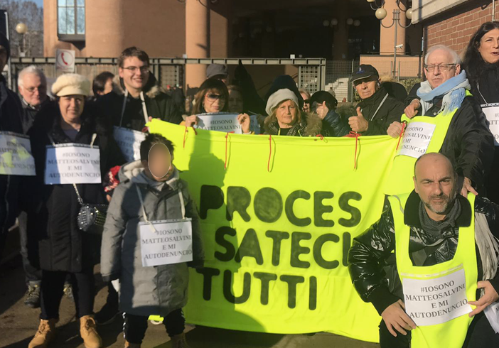“Processateci tutti, noi siamo Matteo Salvini”: a Torino sit-in di solidarietà al leader leghista