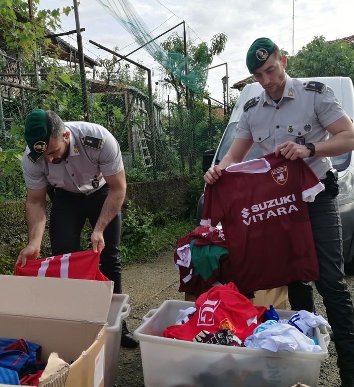 I Mondiali di calcio iniziano a Torino: sequestrati 20mila magliette e articoli falsificati