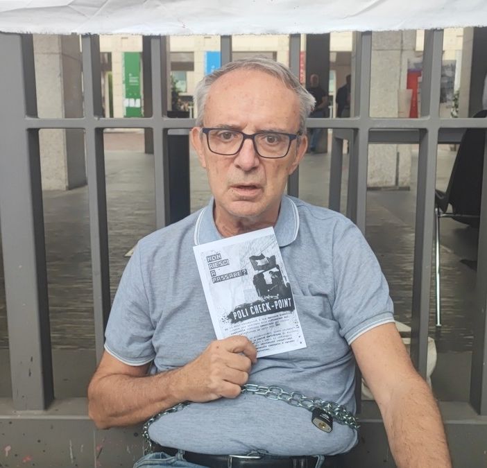 Il professore incatenato con gli studenti al Politecnico, la protesta continua