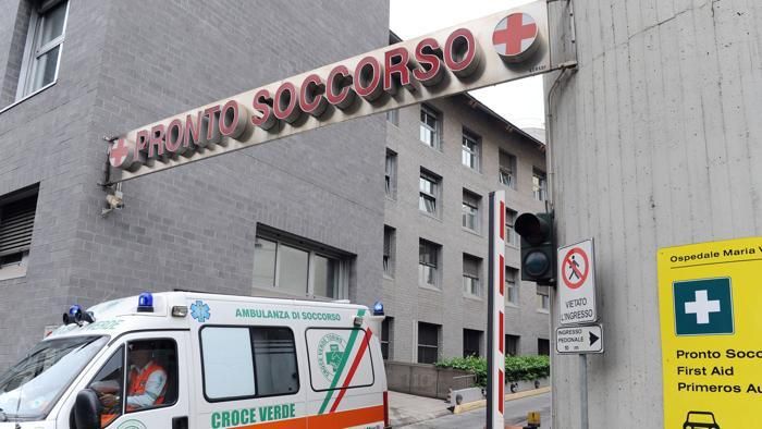 Torino: addetti alle pulizie senza stipendio si incatenano davanti all'ospedale Maria Vittoria