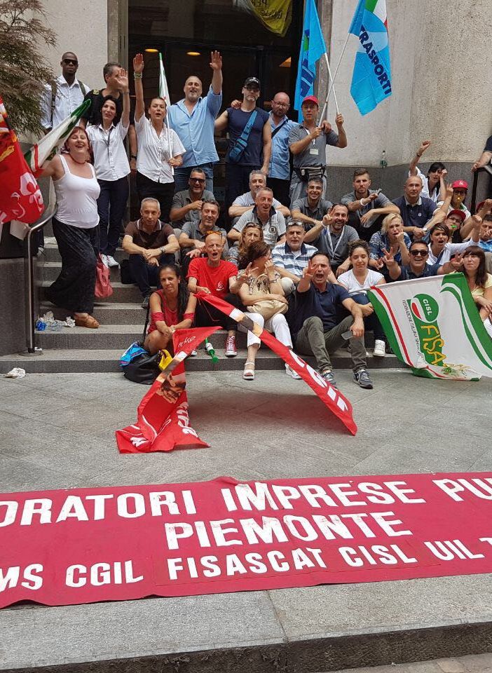 Altro che assicurazione, con Reale Mutua è a rischio il lavoro di 21 persone in appalto: presidio a Torino