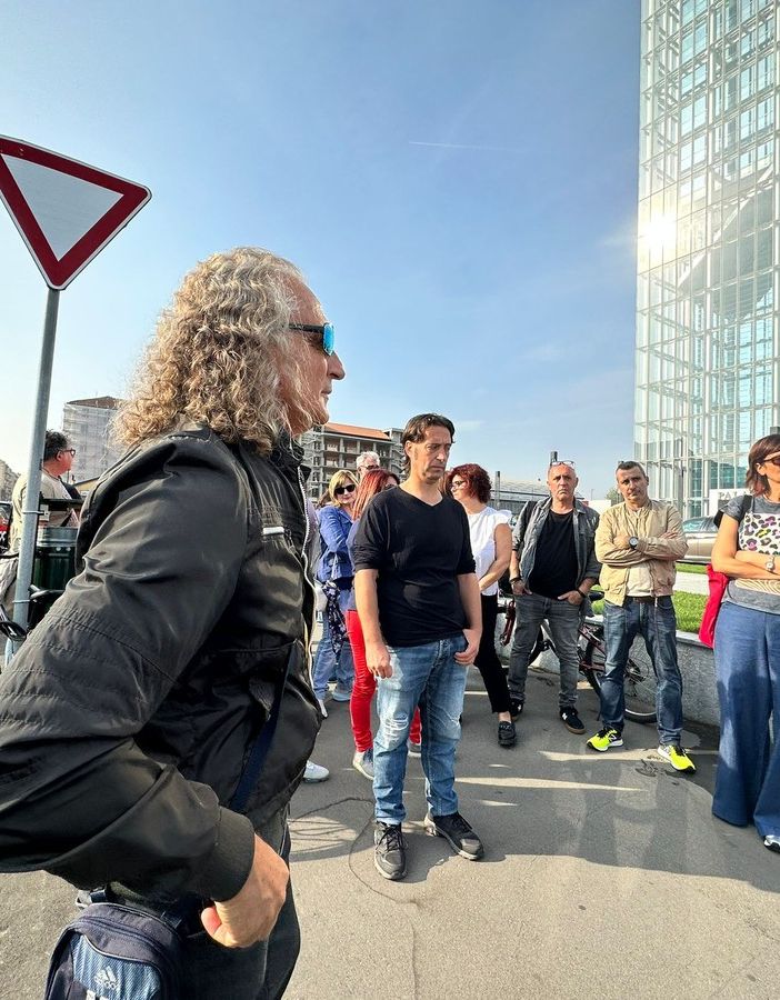 &quot;Vogliamo lavorare, non l'elemosina. Non si può vivere così&quot;. La disperazione degli operai Lear sotto il Grattacielo della Regione [FOTO]