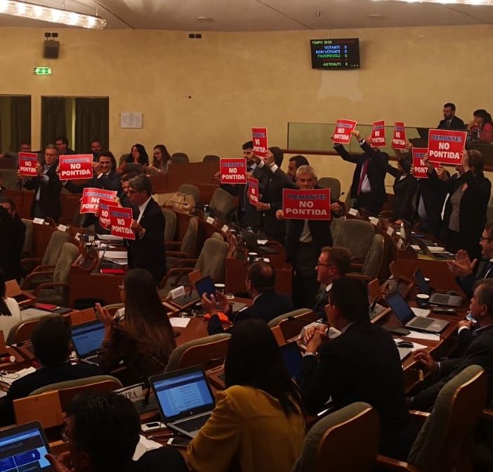 Referendum Lega su legge elettorale, protesta della minoranza in Consiglio Regionale: &quot;Piemonte! No Pontida&quot; [VIDEO]