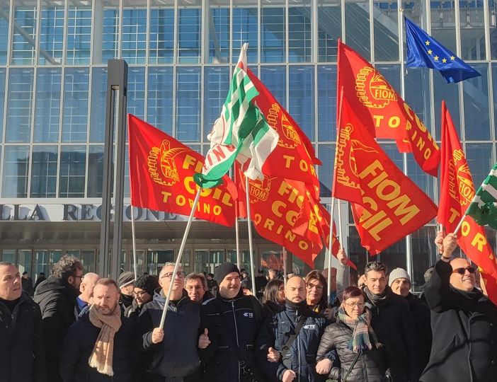 protesta sindacale davanti al grattacielo