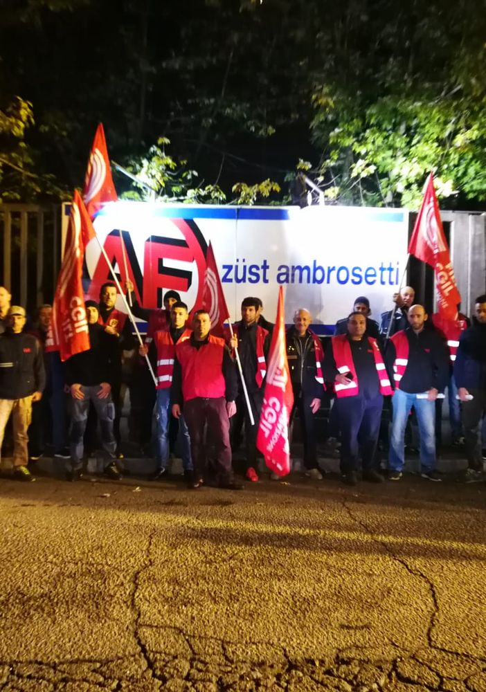 Trofarello, protestano gli addetti delle cooperative che montano i mobili Ikea: &quot;Oggi tutto a tasso zero, tanto gli interessi li paghiamo noi&quot; (FOTO)