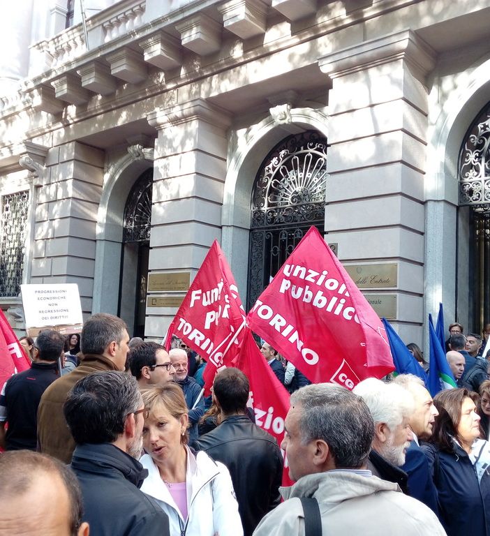 Protesta in corso Vinzaglio davanti allAgenzia delle Entrate: &quot;Riconoscere il lavoro svolto dai dipendenti&quot;