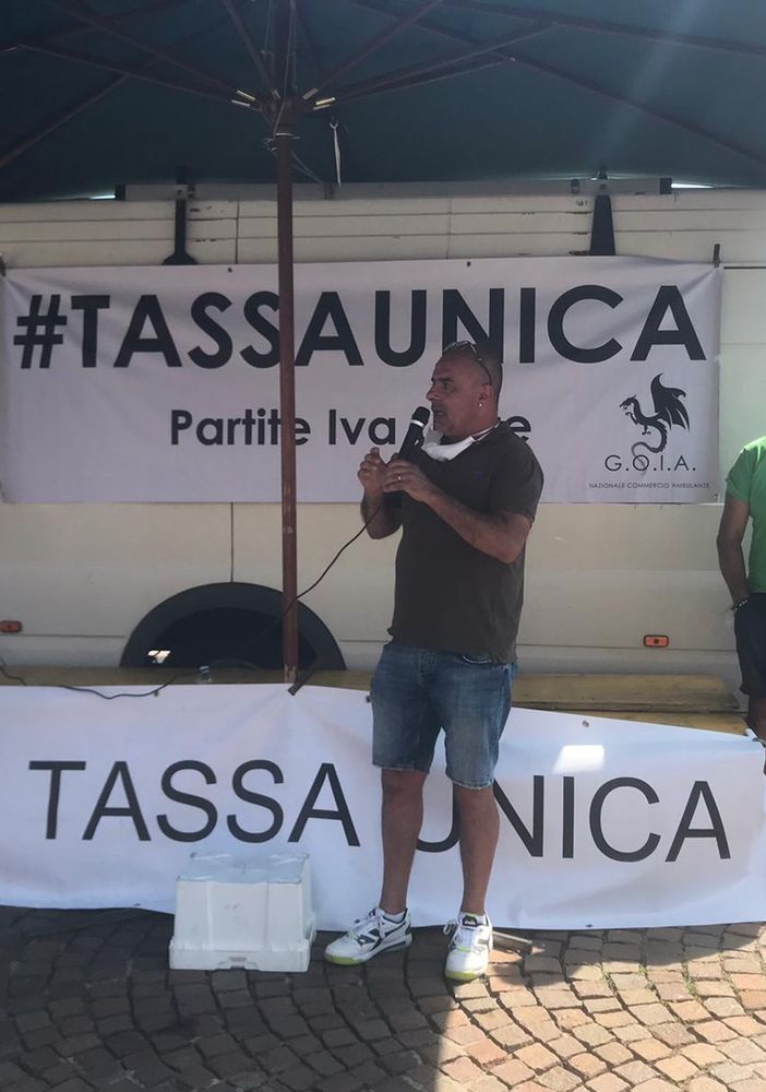 Gli ambulanti in piazza Torino: “Tassa unica e due anni bianchi, o per noi sarà un bagno di sangue” (VIDEO)