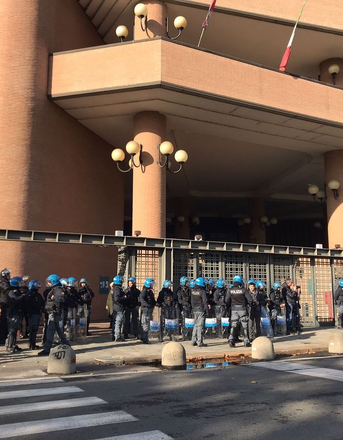 tensioni esterno tribunale