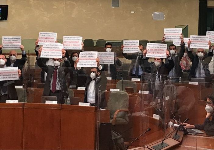 Gioco d'azzardo, iniziata in aula la discussione della nuova legge. Ostruzionismo a oltranza e proteste delle opposizioni