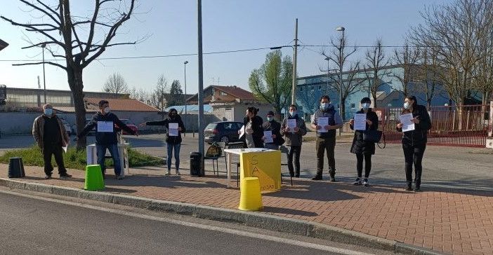 protesta genitori elementare Cesare Battisti