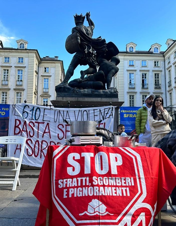 protesta di fronte a palazzo civico