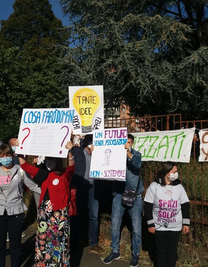 Disabili e terzo settore incatenati alla scuola di via Rubino: &quot;Chiediamo spazi per le attività&quot; (FOTO E VIDEO)