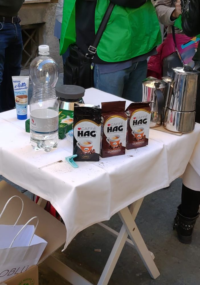 Jde, &quot;l'ultimo caffè Hag&quot; prodotto in Italia offerto per protesta davanti al Consiglio Regionale (FOTO e VIDEO)