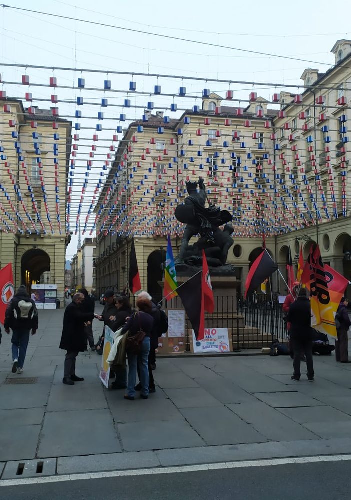 Sindacati di base, Rifondazione Comunista e anarchici in piazza a Torino contro il carovita