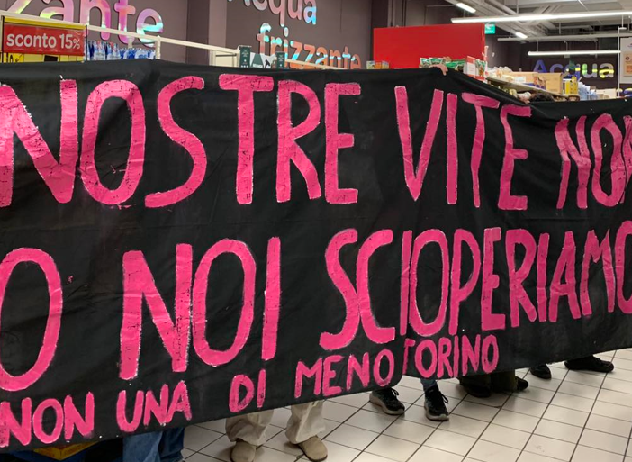protesta con striscione all'interno di un supermercato