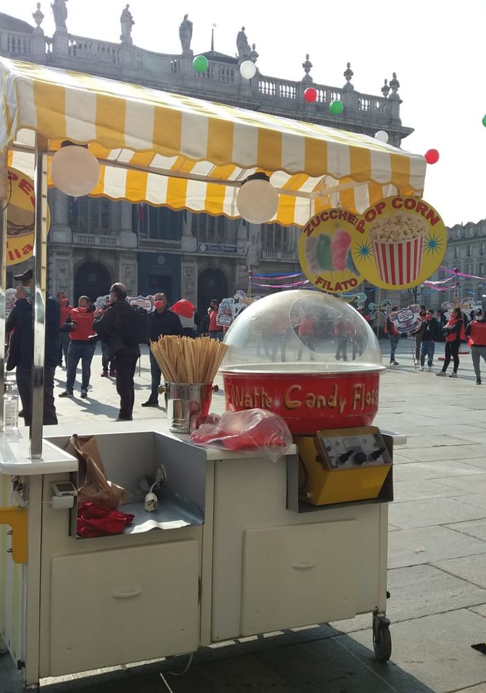 &quot;Riportiamo il sorriso ai bambini&quot;: in piazza gira la giostra dei lavoratori del luna park [FOTO e VIDEO]