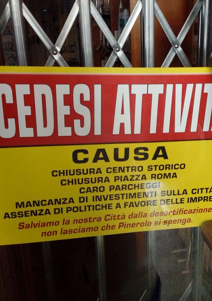Protesta dei commercianti di Pinerolo contro la pedonalizzazione, nelle vetrine il cartello:&quot;Cedesi attività&quot;