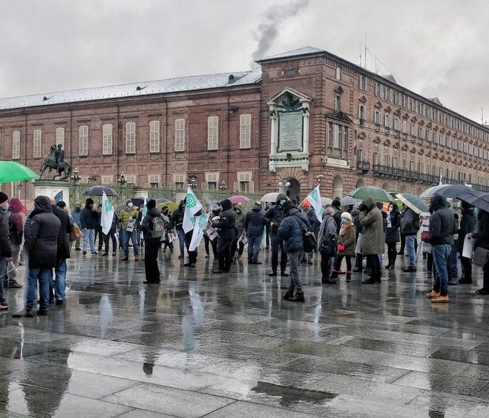 Ristoratori e baristi torinesi in piazza: &quot;Cosí non possiamo più andare avanti&quot;
