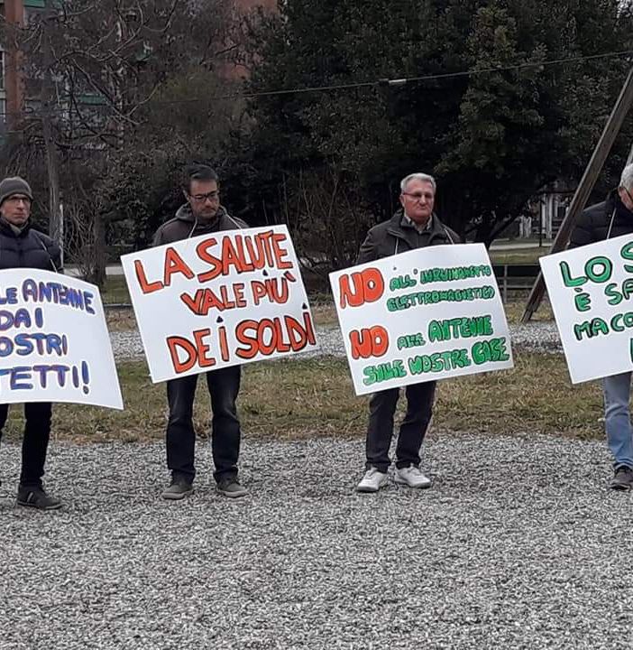 In via Pietro Cossa protesta contro le antenne selvagge: il Comune pensa al piano di localizzazione per gli impianti