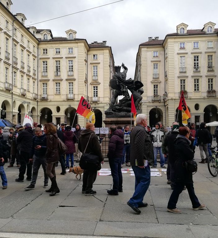 Di fronte a Palazzo Civico va in scena la protesta contro Torino 2026 (FOTO)