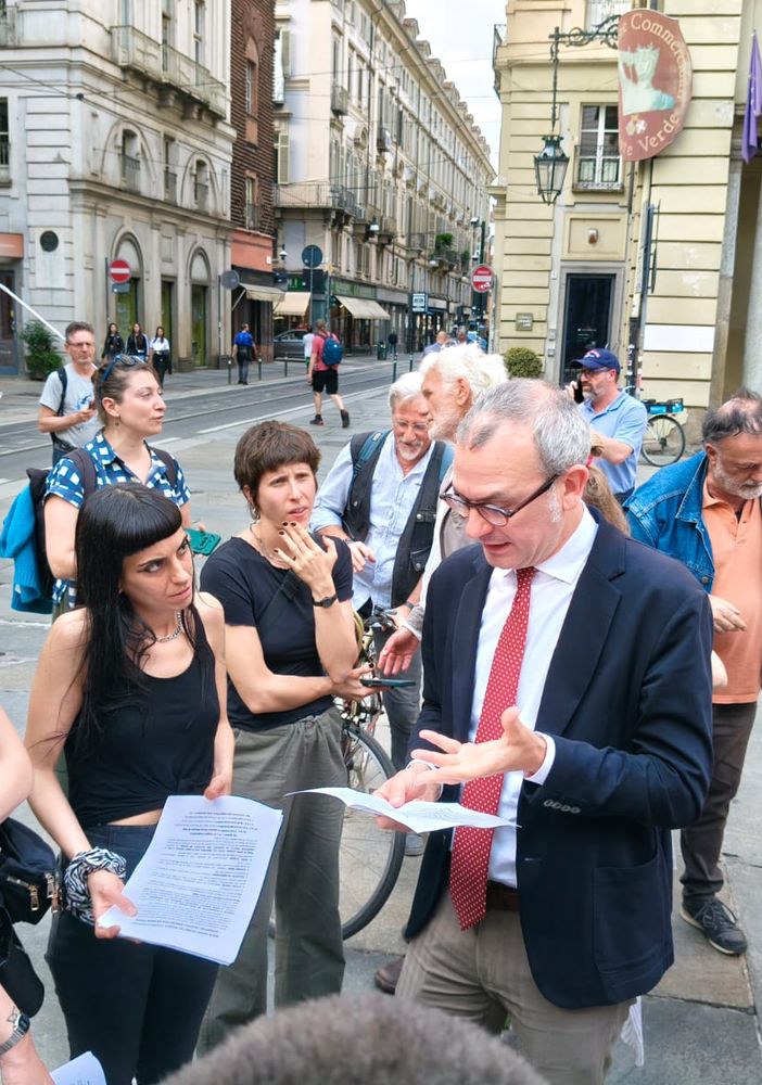 Agganciano i senzatetto nelle strade di Torino: &quot;Ma i nostri stipendi sono da fame&quot;