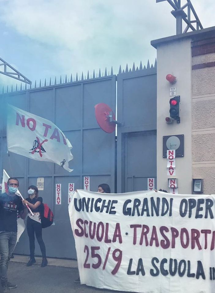 “Scuola, sanità e trasporti le uniche grandi opere utili”: gli studenti in piazza, protesta davanti alla sede Telt