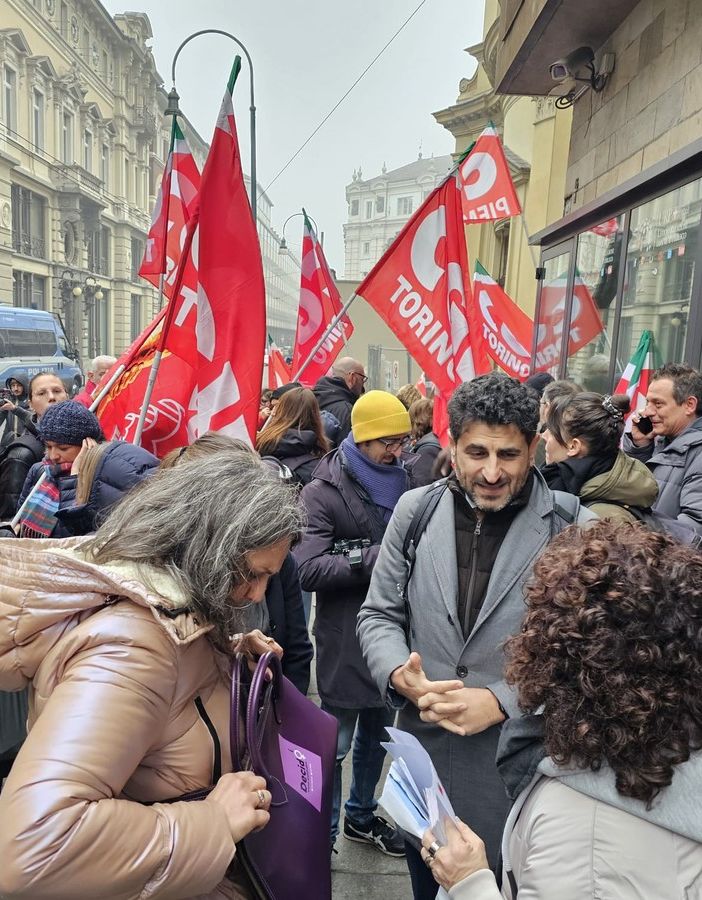 protesta in strada con cartelli protesta in strada con cartelli