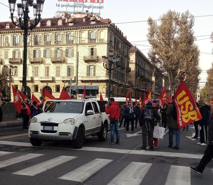 Corteo di protesta in corso Vittorio: traffico bloccato sul viale