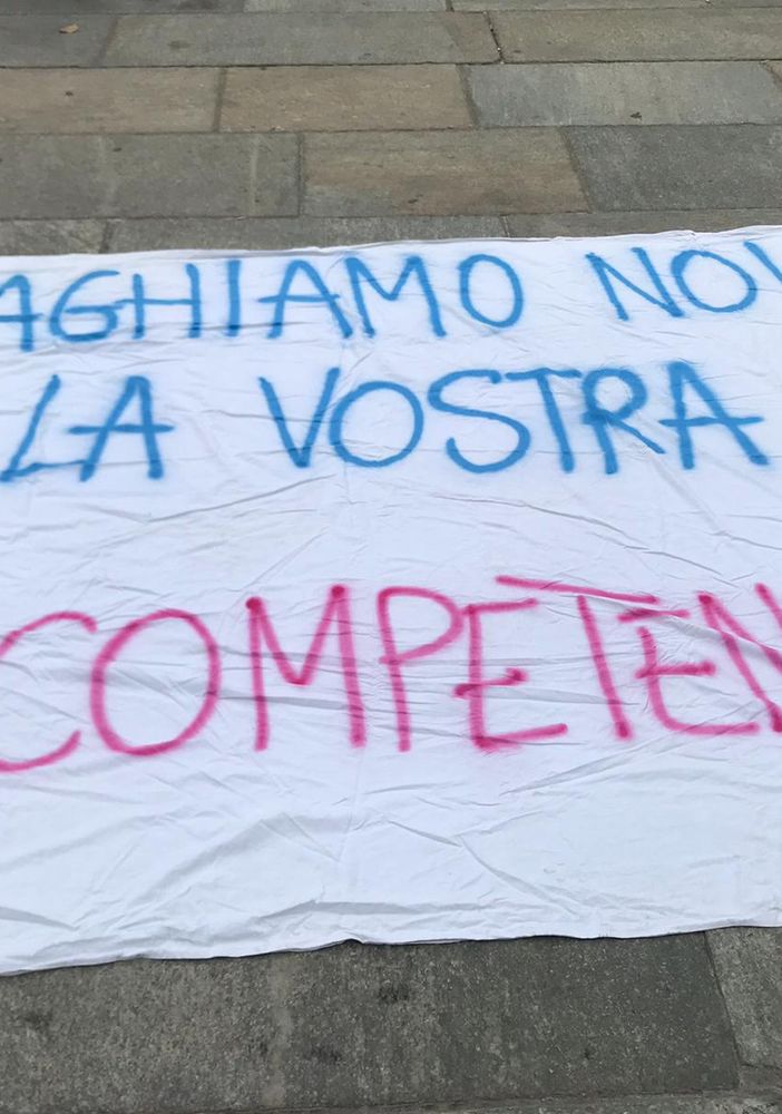 immagine di repertorio striscione anti dad