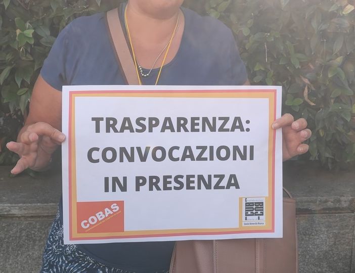 La protesta di fronte all'Ufficio scolastico provinciale per il caos delle graduatorie