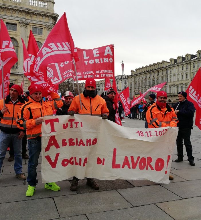 Torino, edili in piazza per il rinnovo del contratto nazionale di settore (VIDEO)