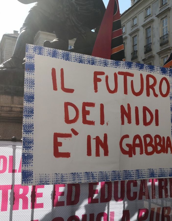 La protesta delle maestre lo scorso maggio sotto Palazzo Civico