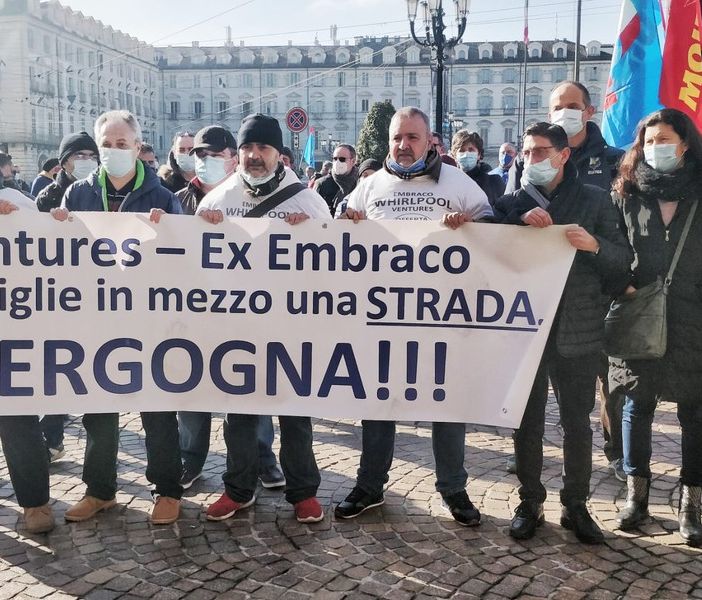 Lavoratori in presidio con striscioni e bandiere dei sindacati